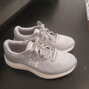 Under armor size 6 grey and white